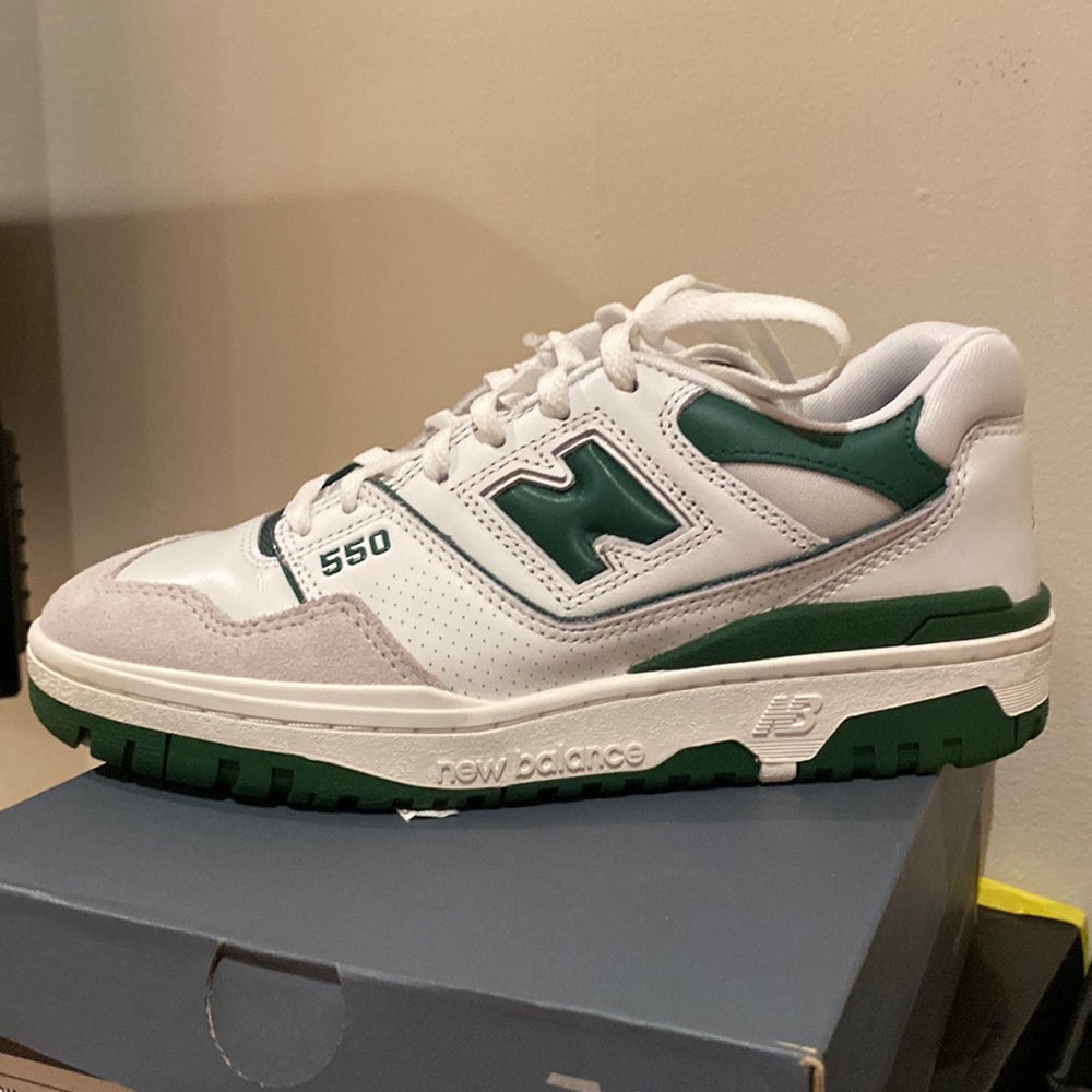 Selling never worn New Balance 550